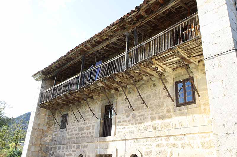 Casa típica montañesa en el pueblo de Miera. alquiler vacaciones