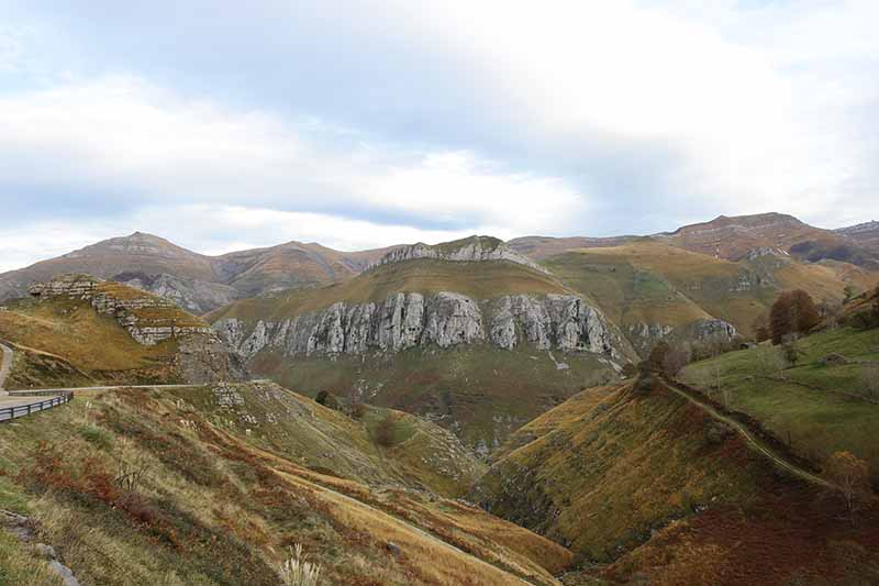 Vista de las montañas de San roque de Riomiera. alquiler vacacional