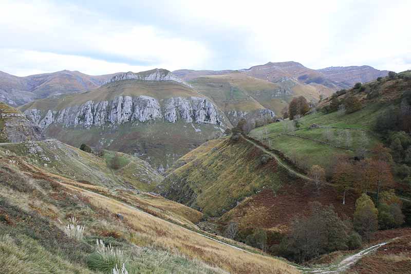 Vista del valle del Miera desde la subida Selaya al alto del caracol. casas rurales cantabria